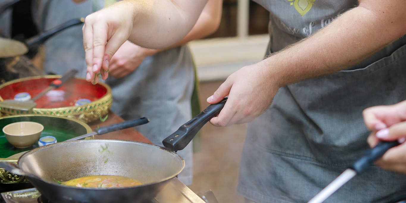 House of Taste | Lớp học nấu ăn Thái thực hành & Tour Chợ